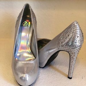 Gorgeous Silver Shimmer Pumps with crystal detail